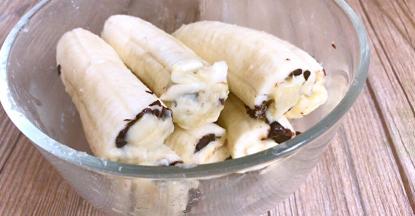 再将刚挖出来的香蕉心的肉，封住香蕉心的口，以免巧克力油炸时流出来