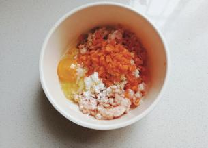 肉末，胡萝卜碎，蒜末，生粉，生抽，料酒，鸡蛋一起放入大碗中