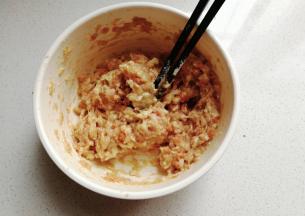 然后搅拌均匀，顺着一个方向搅打上劲；