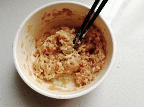然后搅拌均匀，顺着一个方向搅打上劲；