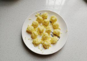 再将马苏里拉奶酪捏成小团子