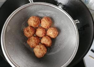 炸至金黄色后捞起控油即可开吃，趁热吃满满的拉丝哦