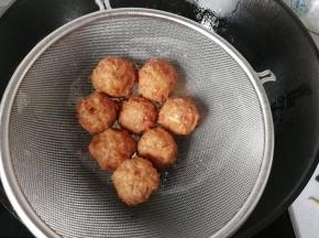 炸至金黄色后捞起控油即可开吃，趁热吃满满的拉丝哦