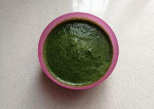 先取适量菠菜放入料理机打成汁备用