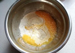 面粉，盐，白芝麻，鸡蛋液放入盆中