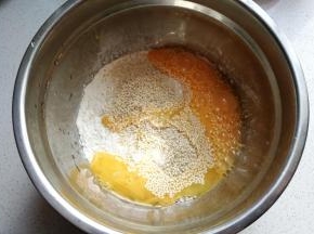 面粉，盐，白芝麻，鸡蛋液放入盆中