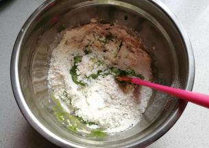 分次倒入少许菠菜汁翻拌均匀