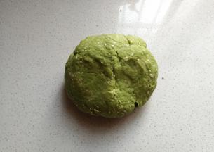 然后和成较硬的面团（我用压面机压面，面团成团即可，如果手揉要揉至面团紧实光滑并且醒面20~30分钟）