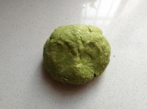 然后和成较硬的面团（我用压面机压面，面团成团即可，如果手揉要揉至面团紧实光滑并且醒面20~30分钟）