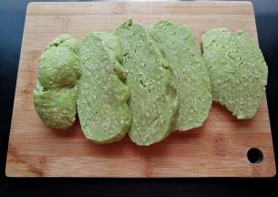 然后把面团切成厚片