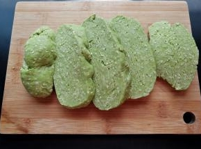然后把面团切成厚片