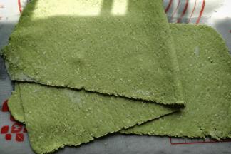 压几次后把小块放在一起继续压面