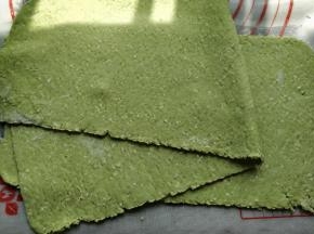 压几次后把小块放在一起继续压面
