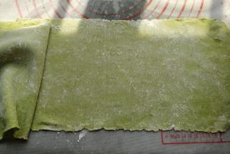 调节档位把面片压制成馄饨皮一样的厚度，然后抹上面粉