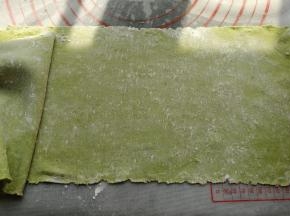 调节档位把面片压制成馄饨皮一样的厚度，然后抹上面粉