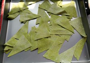 把切好的三角面片抖散放在容器中，再继续做完剩下的面皮