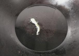 锅中入适量油烧热，放入一个小边角料，能迅速浮起即油温合适