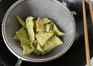 炸至表面稍微变色后捞起控油