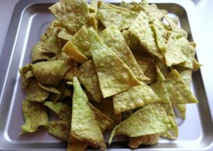 依次炸完所有面皮，放入容器中晾凉，然后装入保鲜袋密封保存。又薄又脆很好吃哦，我边炸边偷吃，停不下嘴咯！