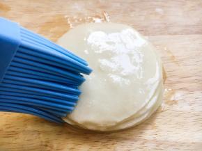 同样，在其表面刷上一层薄薄的油。如此反复，10个为一组。