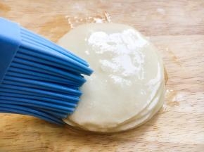 同样，在其表面刷上一层薄薄的油。如此反复，10个为一组。