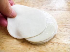 然后在刷过油的饺子皮上再放一张饺子皮。