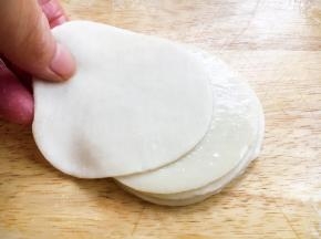 然后在刷过油的饺子皮上再放一张饺子皮。