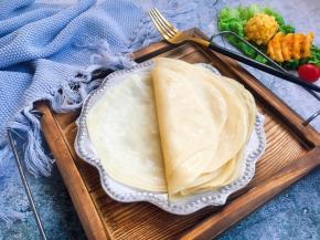 薄如蝉翼的春饼可以夹鸡蛋饼、夹肉丝、夹蔬菜，总之可以夹一切，再抹上点自己喜欢的酱汁相当好吃。
