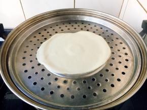 锅上气后，在锅篦子上刷上一层油，放入两组的春饼，蒸10分钟就可以了。