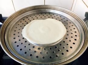 锅上气后，在锅篦子上刷上一层油，放入两组的春饼，蒸10分钟就可以了。