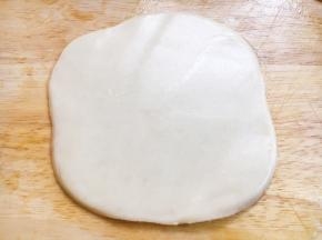 最后借助擀面杖，从中间往外轻轻的擀，翻面后还是重复以上的动作，用擀面杖从中间往外擀。这样反复几次饼就擀成了，饼的大小和6寸盘子大小差不多。