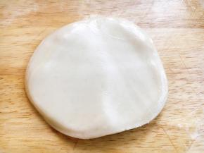 用手轻轻往外按动饺子皮，一定要轻，不能用了过猛。然后翻面继续用手轻轻往外按动饺子皮。