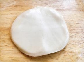 用手轻轻往外按动饺子皮，一定要轻，不能用了过猛。然后翻面继续用手轻轻往外按动饺子皮。