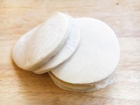 包饺子剩下的饺子皮，饺子皮可变身为春饼。