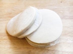 包饺子剩下的饺子皮，饺子皮可变身为春饼。