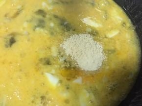 鸡蛋打散加入鸡粉和盐搅拌均匀