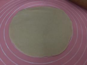 用擀面杖擀成中间厚边缘薄的面皮