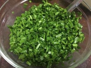 倒入适量油搅拌均匀