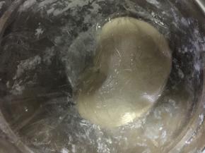 然后用手或面包机揉面至柔软光滑，再用保鲜膜盖住静置1小时