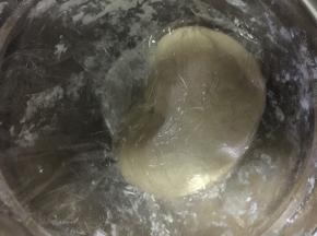 然后用手或面包机揉面至柔软光滑，再用保鲜膜盖住静置1小时