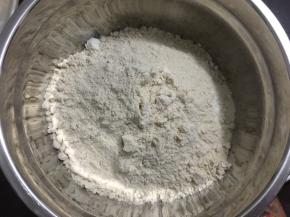 面粉和全麦粉搅拌均匀