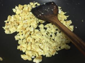 炒散至金黄色即可