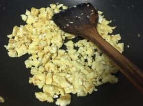 炒散至金黄色即可