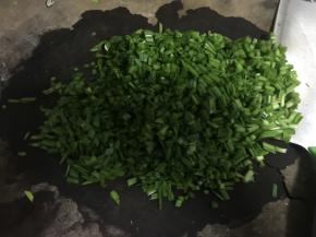 然后将韭菜切碎