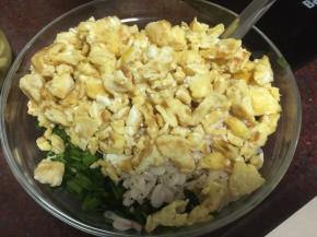 然后等鸡蛋冷却后连同洗净的虾皮一起放入韭菜碗里