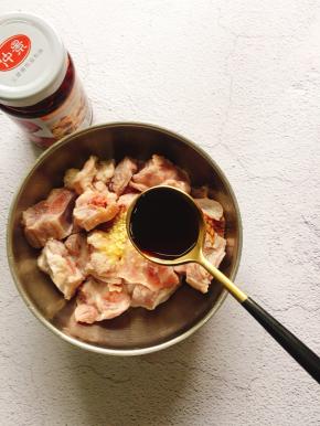 加入鸡精、料酒、盐、生抽一起搅拌均匀