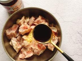 加入鸡精、料酒、盐、生抽一起搅拌均匀