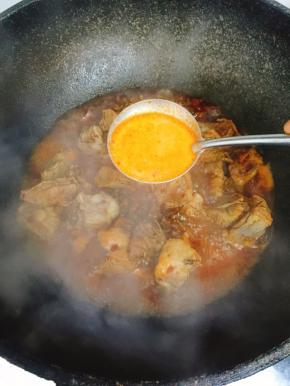 倒入锅内加入一勺淀粉勾芡收汁即可