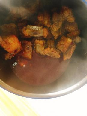 蒸好的排骨汤汁比较多