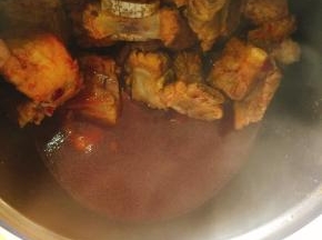 蒸好的排骨汤汁比较多